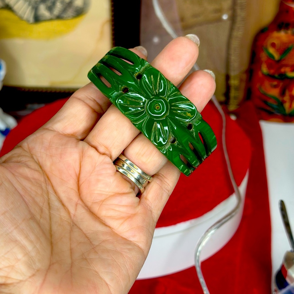 Bakelite green carved bracelet this measures 2 1/2 on the inside